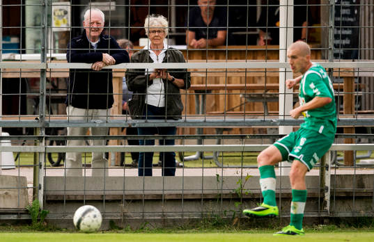 Två pensionärer tittar på fotbollsmatchen i superettan