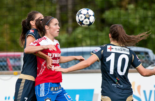 Jane Ross tar ner bollen framför Ramona Bachman (vänd