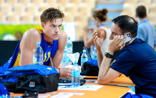 Sveriges Jonas Jerebko i samtal med läkare Houman Ebrahimi