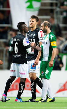 Brages Dulee Johnson (v) och Hammarbys Kennedy Bakircioglu (h) tackar varandra