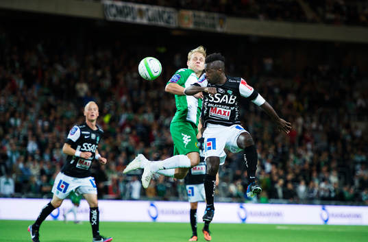 Hammarbys Erik Sundin i en luftduell med Brages Dulee Johnson