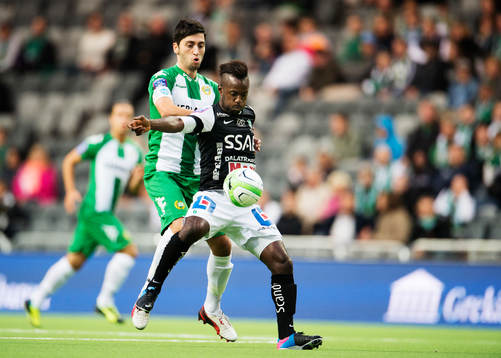 Hammarbys Nahir Besara och Brages Dulee Johnsson kämpar om