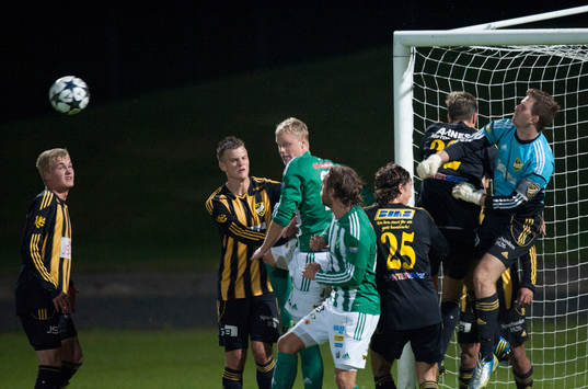  Calle Lindell, målvakt, Hässleholm, boxar bort och sekunden senare blir det 0-1 på ett långskott som tar på en spelare och ändrar riktning