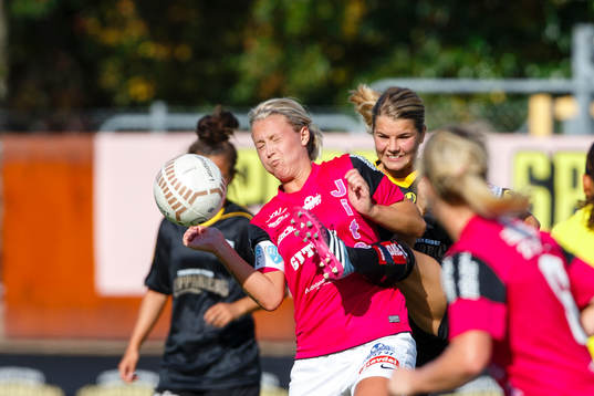 Kopparberg Göteborgs Andrine Hegerberg sparkar bort bollen