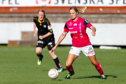 Jitex Fridolina Rolfö med bollen