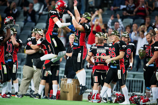 Carlstads Fredrik Isaksson och Brett Koepp jublar vid slutsignalen på SM-finalen i amerikansk fotboll mellan Carlstad Crusaders och Örebro Black Knights den 7 september 2013 i Stockholm.