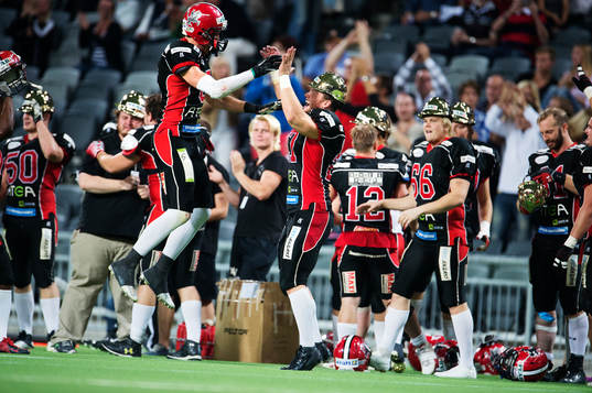 Carlstads Fredrik Isaksson och Brett Koepp jublar vid slutsignalen på SM-finalen i amerikansk fotboll mellan Carlstad Crusaders och Örebro Black Knights den 7 september 2013 i Stockholm.