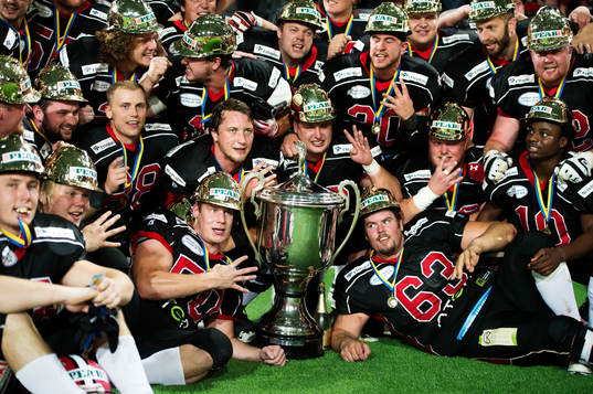 Spelarna i Carlstad har samlats runt SM-pokalen och jublar