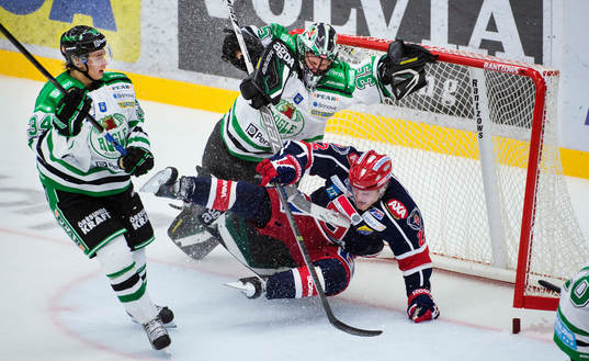 Södertäljes Jesper Thörnberg dundrar in i Rögles