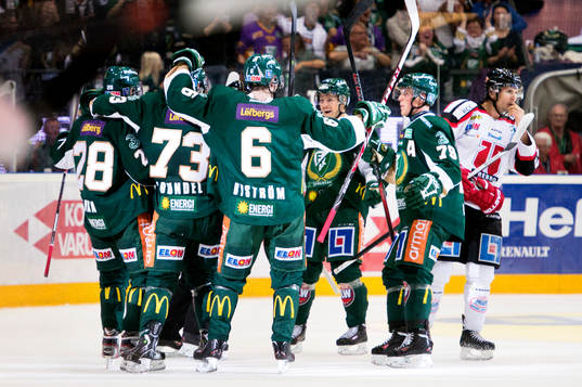Färjestadsspelarna jublar