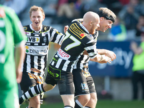  4-1, målskytten Fredrik Karlsson jublar tillsammans med Max Mölder som slog inlägget - och bakom kommer 3-målsskytten Fredrik Olsson, i matchen i superettan mellan Landskrona och Hammarby 14 september.