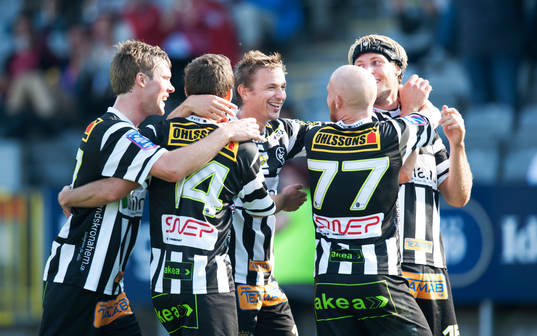  3-målsskytten Fredrik Olsson i centrum när Landskrona jublar, i matchen i superettan mellan Landskrona och Hammarby 14 september.