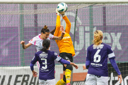 Jitex målvakt Jennifer Falk räddar ett skott framförLdB