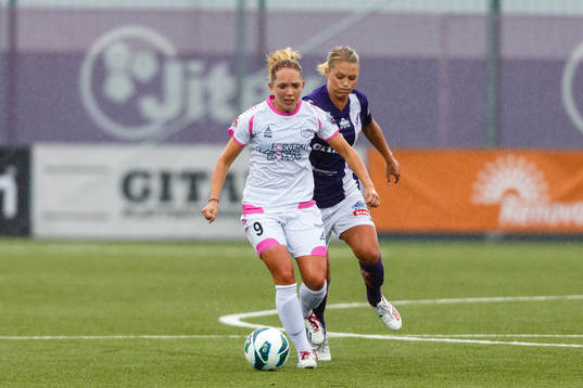 LdB Malmös Elin Rubensson med bollen framför Jitex Mimmi