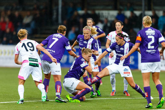 Kamp om bollen i Jitex straffområde, från vänster LdB