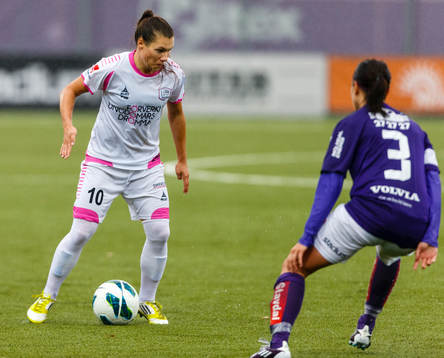 LdB Malmös Ramona Bachmann med bollen mot Jitex Frida