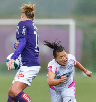 Jitex Mimmi Löfwenius och LdB Malmös Alexandra Riley