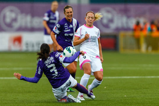 Jitex Frida Höglund och LdB Malmös Elin Rubensson i kamp