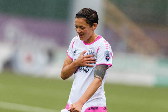 LdB Malmös Therese Sjögran håller handen på bröstet