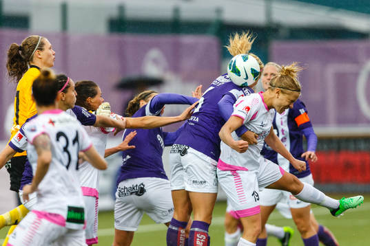 Höjdduell i Jitex straffområde med Jitex Kathlene