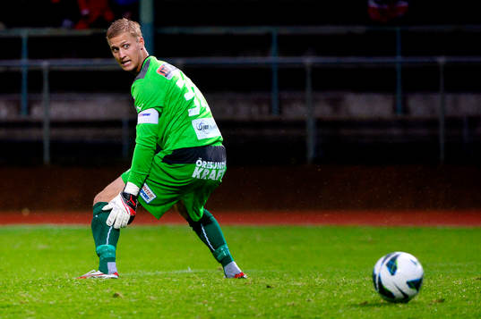 Helsingborgs målvakt Pär Hansson ser bollen 3-2 gå in