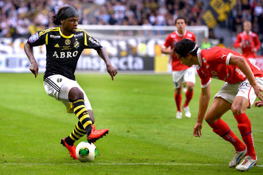 AIKs Martin Kayongo-Mutumba dribblar med bollen