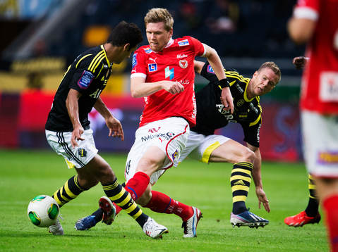 s Celso Borges och Per Karlsson utmanas av Kalmars David Elm