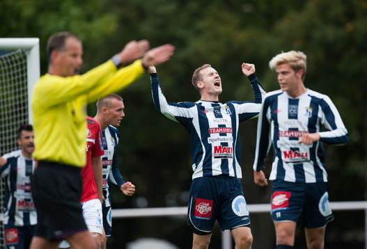  2-målsskytten Anton Henningsson, Kristianstad, jublar över slutsignalen