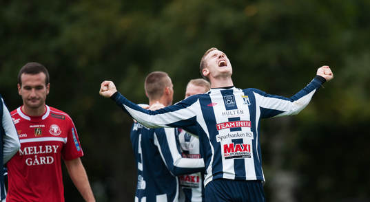 2-målsskytten Anton Henningsson, Kristianstad, jublar över slutsignalen