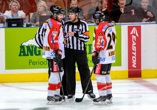 Luleås Jan Sandström och Chris Abbott pratar med domaren