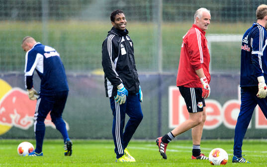 Red Bull Salzburgs målvakt Eddie Gustafsson ser glad ut