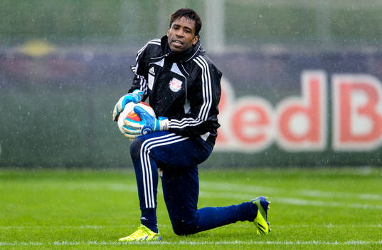 Red Bull Salzburgs målvakt Eddie Gustafsson med en boll i