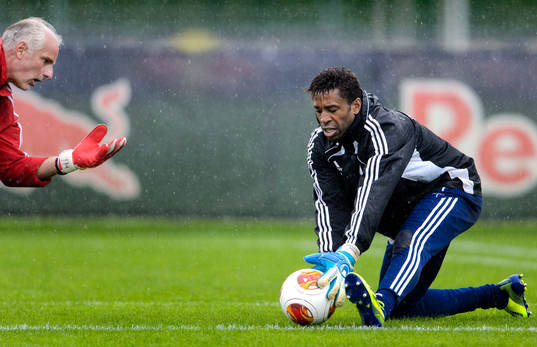 Red Bull Salzburgs målvakt Eddie Gustafsson tar emot en