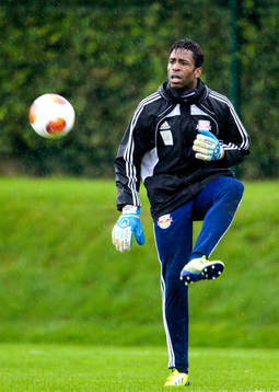 Red Bull Salzburgs målvakt Eddie Gustafsson tar emot en