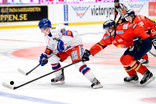 Oskarshamns Victor Löfstedt jagas av Djurgårdens Linus