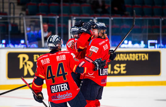 Djurgårdens Marcus Sörensen kramas om av Mattias Guter