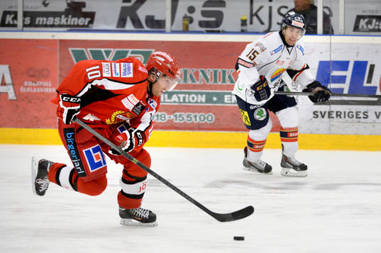 Almtunas Fredrik Vestberg och Djurgårdens Steve Saviano