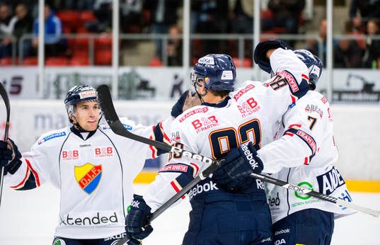 Djurgårdens Dustin Johner kramas om