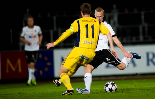 Örebros Daniel Gustavsson skjuter in 0-1 och Ängelholms Björn Westerblad försöker täcka