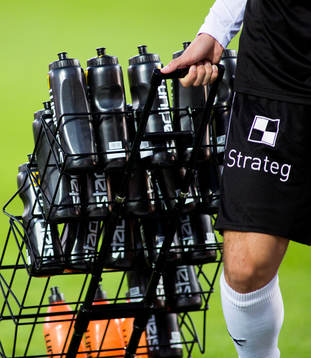 Ett ställ med vattenflaskor