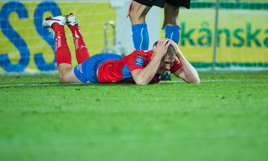    Straffsituationen där Mario Vasilj, Öster, nickar i den allsvenska matchen mellan Öster och Halmstad 20 september 2013.