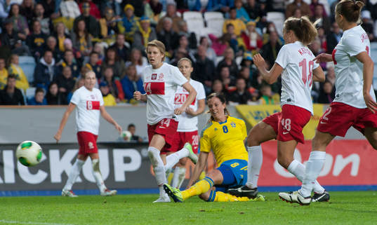  2-0, Lotta Schelin, omgiven av idel polskor