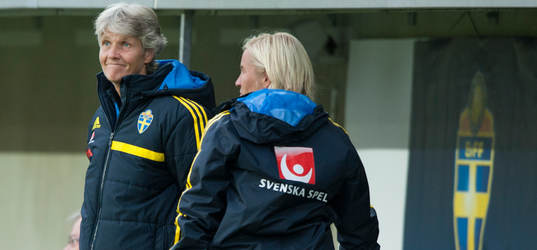  2-0 Lotta Schelin, Sverige, och hela laget jublar, även bänken, här Pia Sundhage och Lilie Persson
