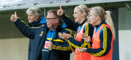  2-0 Lotta Schelin, Sverige, och hela laget jublar, även bänken, här gör man tummen upp