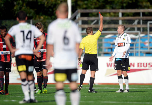Häckens Simon Gustafson får rött kort