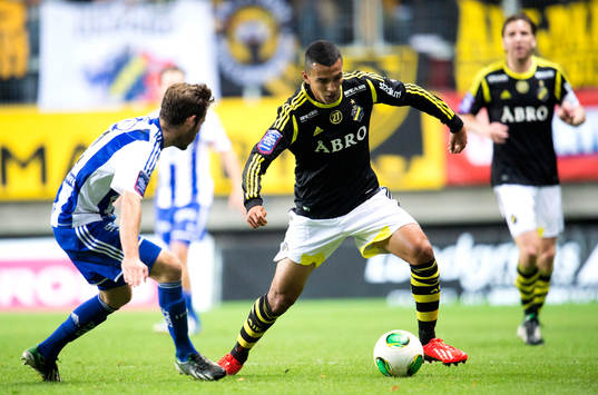 AIKs Ibrahim Moro i duell med IFK Göteborgs Emil Salomonsson