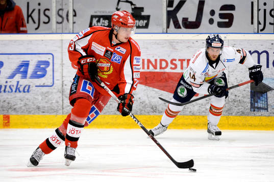 Almtunas Jesper Danielsson jagas av Djurgårdens  Tobias