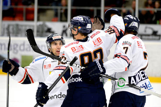 Djurgårdens Dustin Johner kramas om