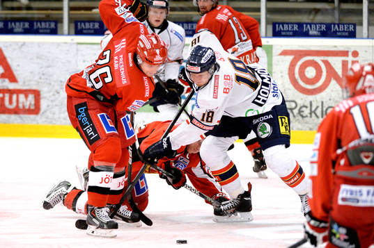 Almtunas Simon Löf i kamp om pucken med Djurgårdens