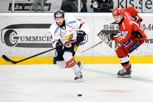 Djurgårdens Mattias Guter och Almtunas Martin Karlsson